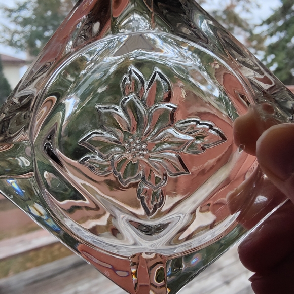 Clear glass vintage ashtray with a poinsettia motif - Picture 2 of 5
